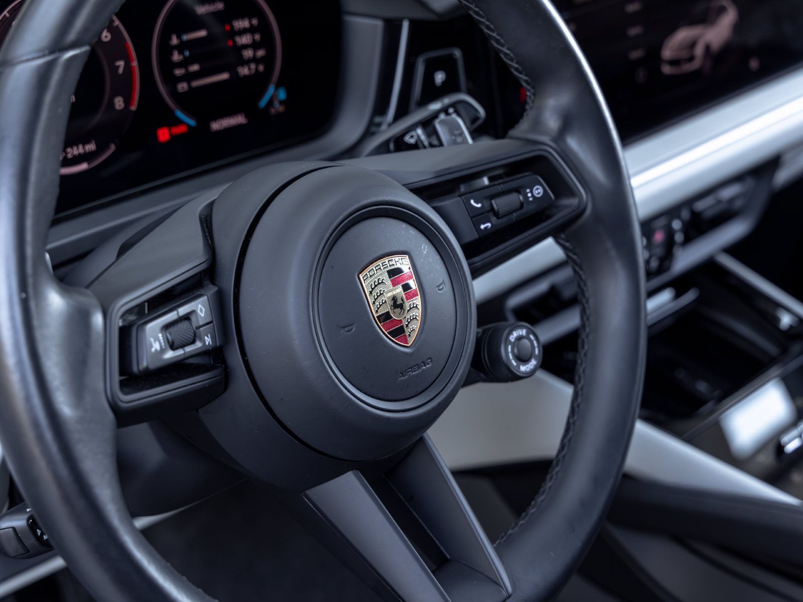 Certified 2024 Porsche Cayenne Coupe AWD/4WD image 36