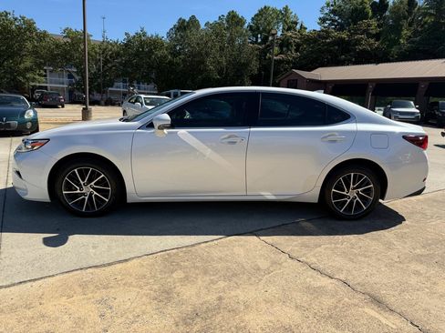 Used 2017 Lexus ES 350 w/ Luxury Package FWD image 3