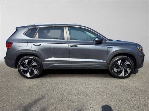 Used 2024 Volkswagen Taos SE AWD/4WD image 2