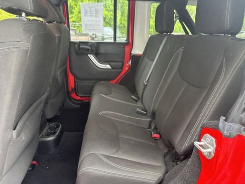 Used 2015 Jeep Wrangler Unlimited Rubicon w/ Connectivity Group AWD/4WD image 8
