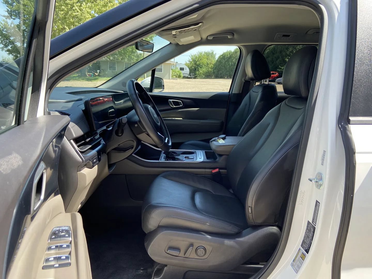 Used 2025 Kia Carnival FWD image 11