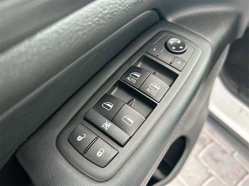 Used 2021 Jeep Grand Cherokee Laredo image 13