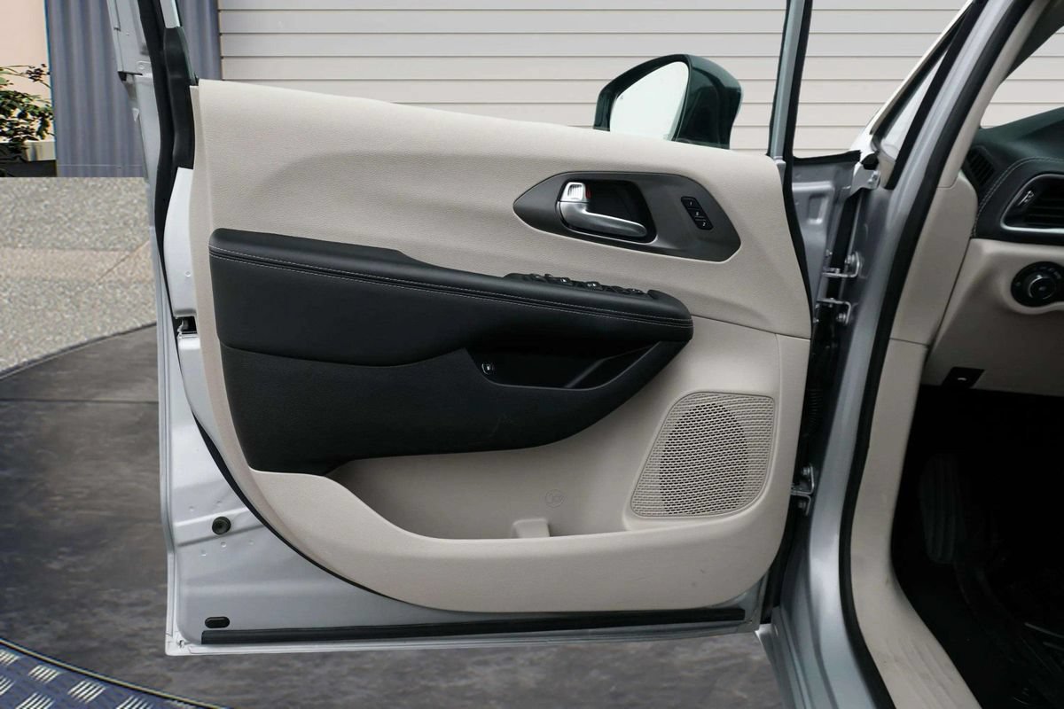 Used 2024 Chrysler Pacifica Limited FWD image 16