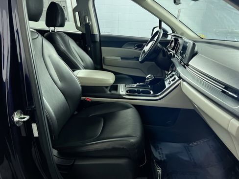 Used 2024 Kia Carnival LX FWD image 31