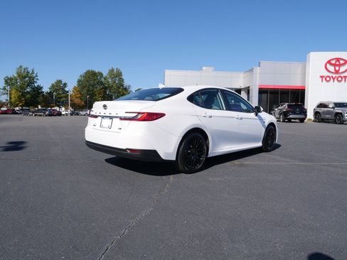 Used 2025 Toyota Camry LE image 4