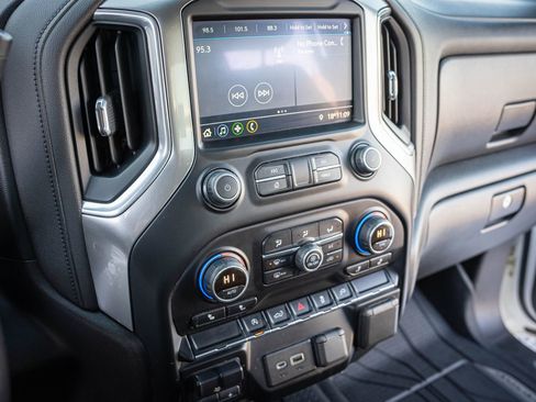 Used 2020 Chevrolet Silverado 1500 LT image 22