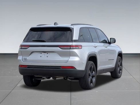 Used 2024 Jeep Grand Cherokee Altitude AWD/4WD image 5