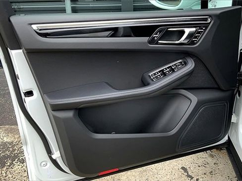 New 2025 Porsche Macan image 27