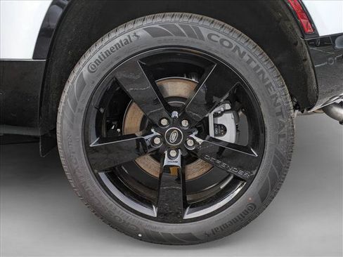 Used 2025 Land Rover Defender 110 X-Dynamic SE AWD/4WD image 10