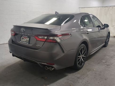 Used 2022 Toyota Camry SE image 3