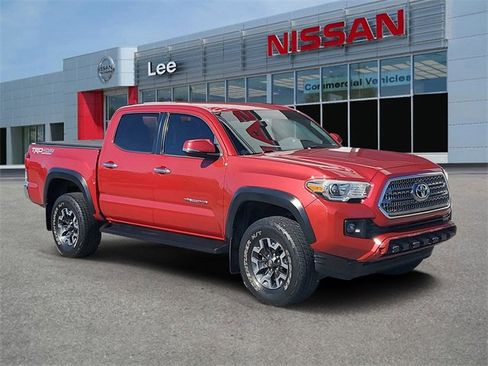Used 2017 Toyota Tacoma TRD Off-Road image 1
