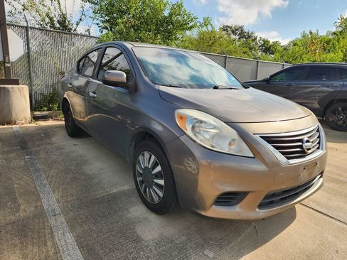 Used 2014 Nissan Versa SV FWD image 3