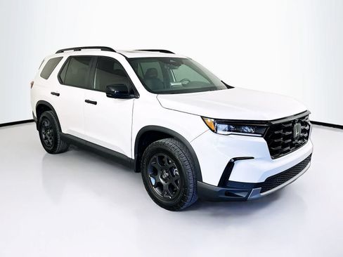 Used 2025 Honda Pilot TrailSport image 24