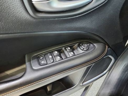 Used 2018 Jeep Compass Latitude w/ Popular Equipment Group FWD image 17