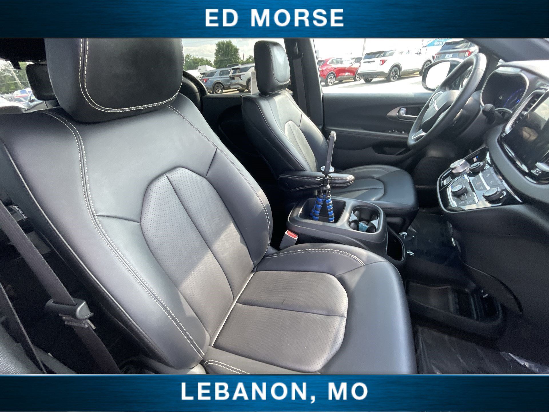 Used 2025 Chrysler Pacifica Select FWD image 25