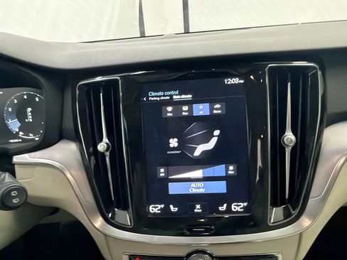 Used 2020 Volvo V60 T5 Cross Country image 31