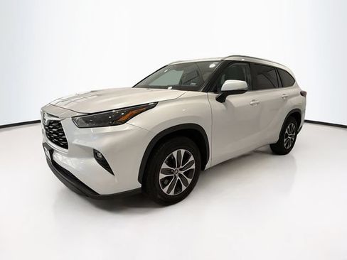Certified 2025 Toyota Highlander XLE FWD image 3
