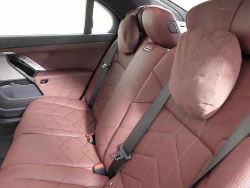 Used 2024 BMW i7 xDrive60 w/ Executive Package image 37