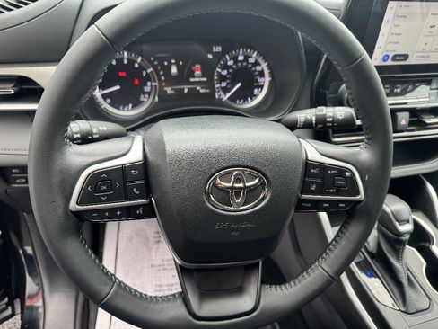Used 2023 Toyota Highlander LE image 15