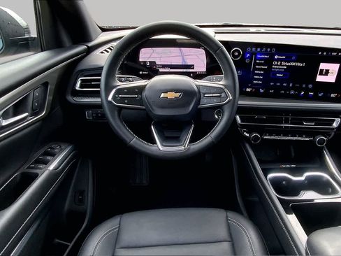 Used 2025 Chevrolet Traverse LT w/ Driver Confidence Package FWD image 6