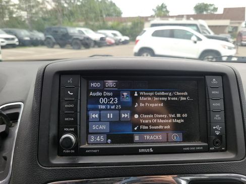 Used 2014 Chrysler Town & Country Touring w/ Driver Convenience Group FWD image 24