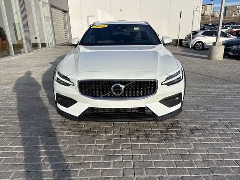 Used 2023 Volvo V60 B5 Cross Country Plus w/ Climate Package image 8