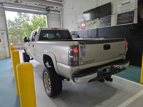 Used 2005 Chevrolet Silverado 3500 LS w/ Heavy-Duty Power Package AWD/4WD image 3