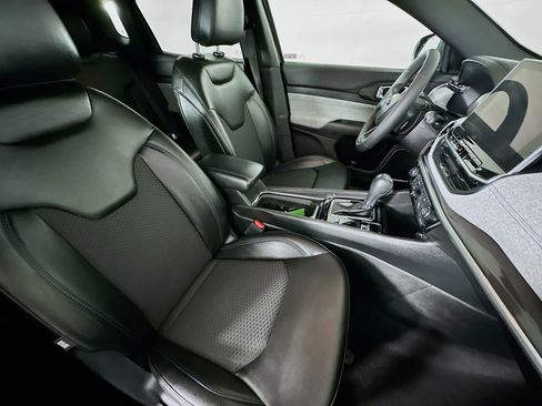 Used 2023 Jeep Compass Latitude image 30