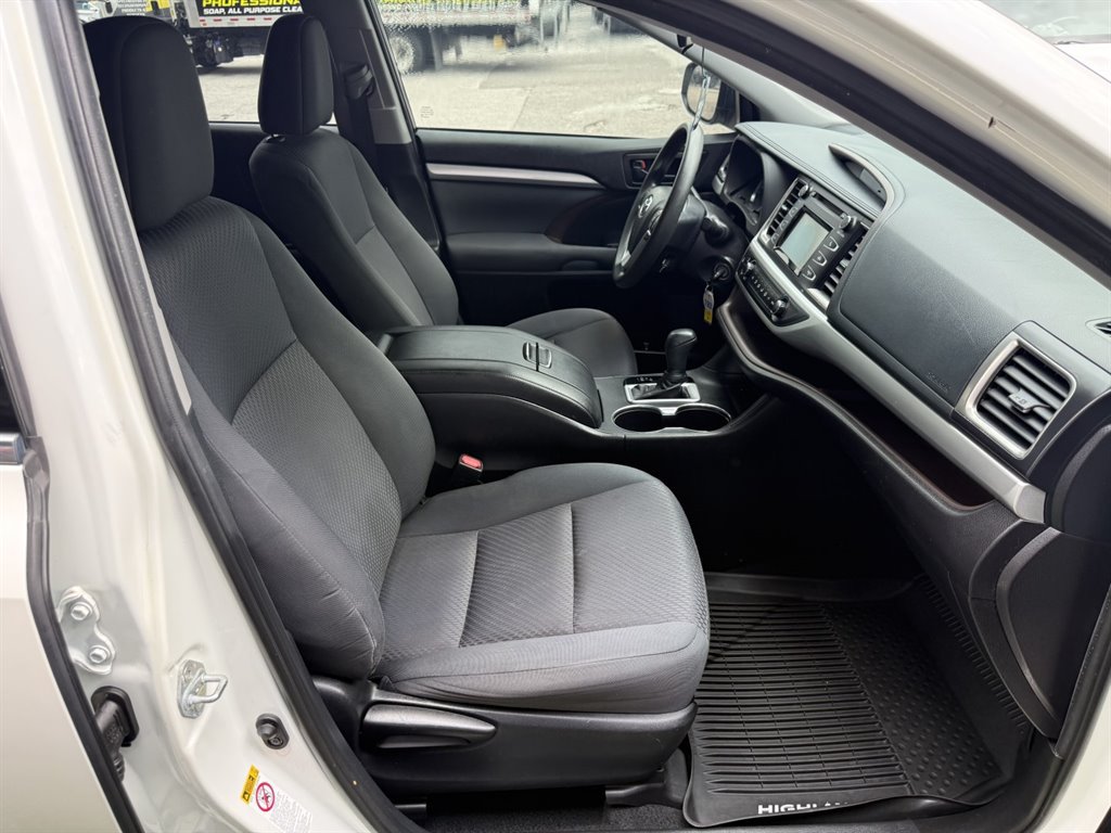 Used 2019 Toyota Highlander LE FWD image 19