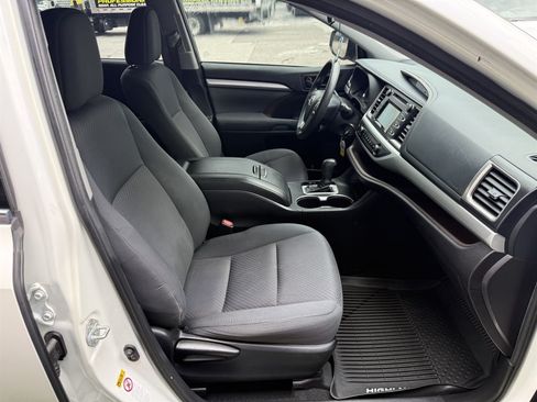 Used 2019 Toyota Highlander LE FWD image 19