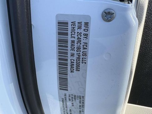 Used 2023 Chrysler Pacifica Touring-L image 28