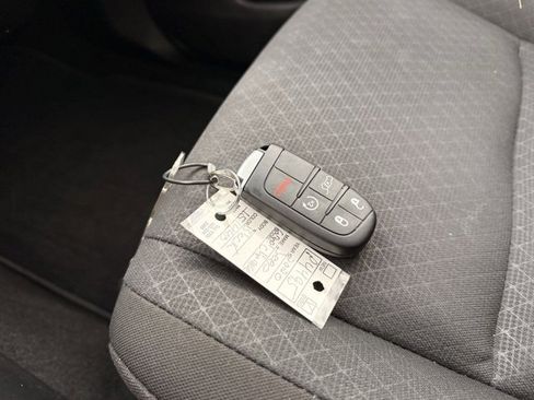 Used 2020 Jeep Grand Cherokee Laredo image 27