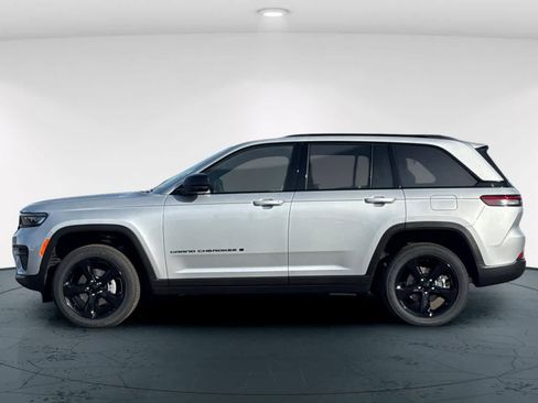 New 2025 Jeep Grand Cherokee Laredo image 9