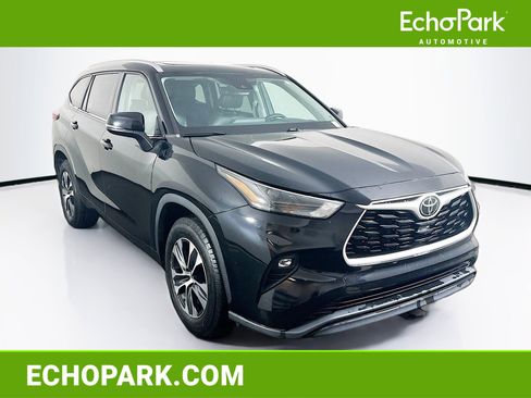 Used 2022 Toyota Highlander XLE FWD image 1