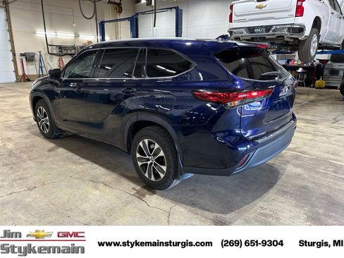 Used 2022 Toyota Highlander XLE AWD/4WD image 7