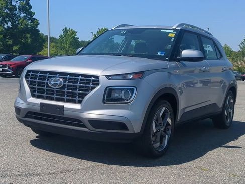 Used 2025 Hyundai Venue SEL FWD image 7