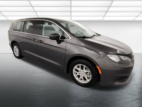 Used 2023 Chrysler Voyager LX FWD image 9