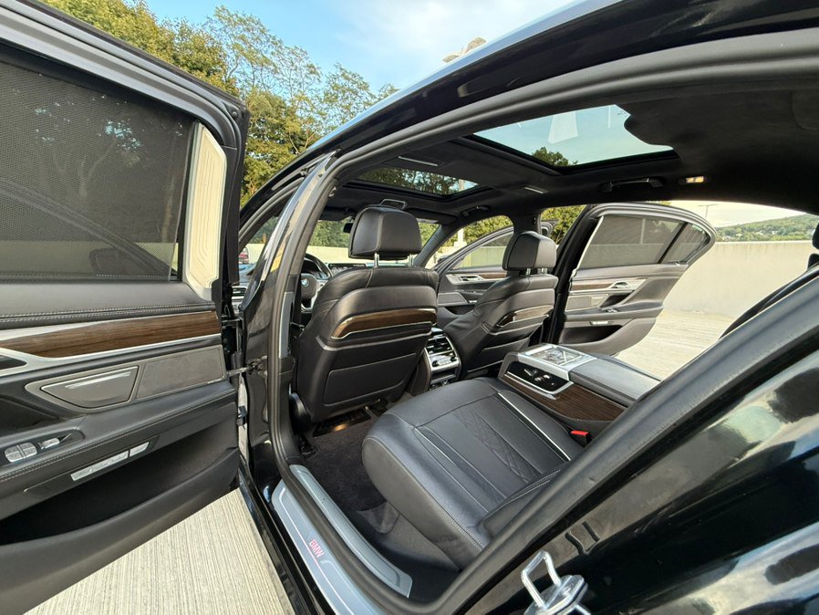 Used 2017 BMW 750i xDrive AWD/4WD image 31