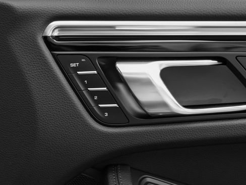 Certified 2025 Porsche Macan image 18