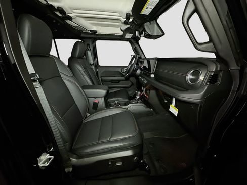 New 2026 Jeep Wrangler Unlimited Sahara AWD/4WD image 32