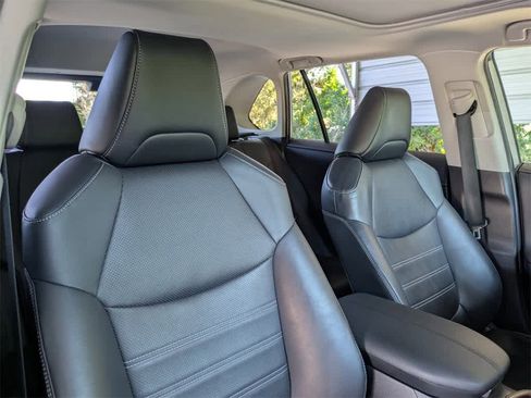 Used 2019 Toyota RAV4 Limited image 6