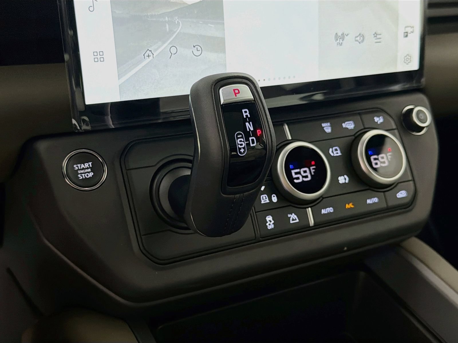 New 2026 Land Rover Defender 110 X-Dynamic SE AWD/4WD image 16