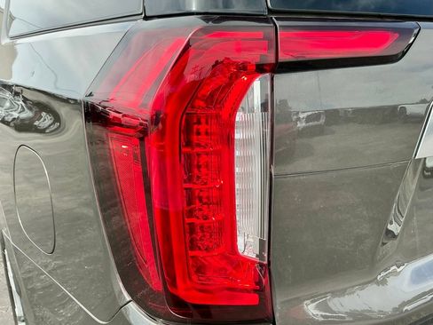 Used 2021 GMC Yukon XL Denali w/ Denali Premium Package AWD/4WD image 14