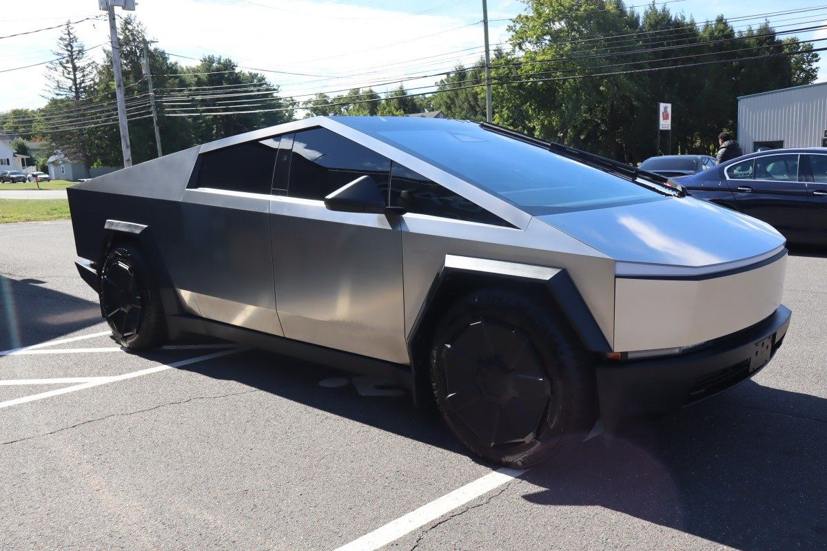Used 2024 Tesla Cybertruck AWD Crew Cab image 4