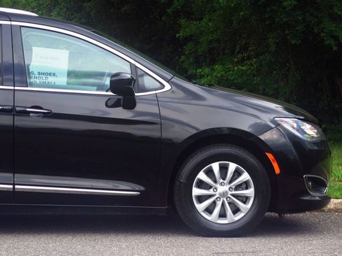 Used 2019 Chrysler Pacifica Touring-L FWD image 26