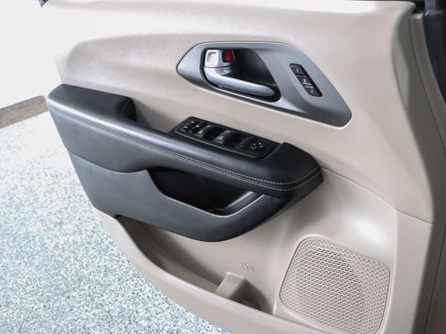 Used 2023 Chrysler Pacifica Touring-L FWD image 21