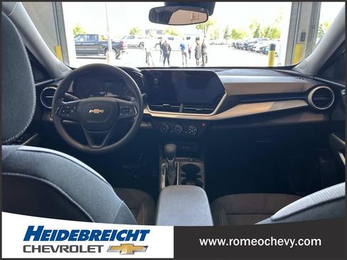 Used 2025 Chevrolet Trax LS w/ LS Convenience Package FWD image 16