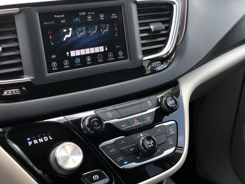 Used 2020 Chrysler Voyager Lxi image 31