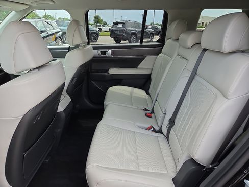 Used 2025 Hyundai Santa Fe SEL FWD image 11