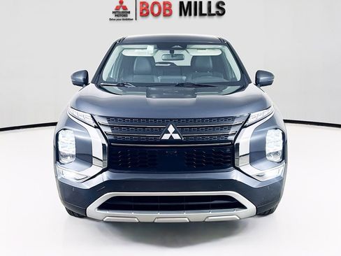 Used 2024 Mitsubishi Outlander SE image 2